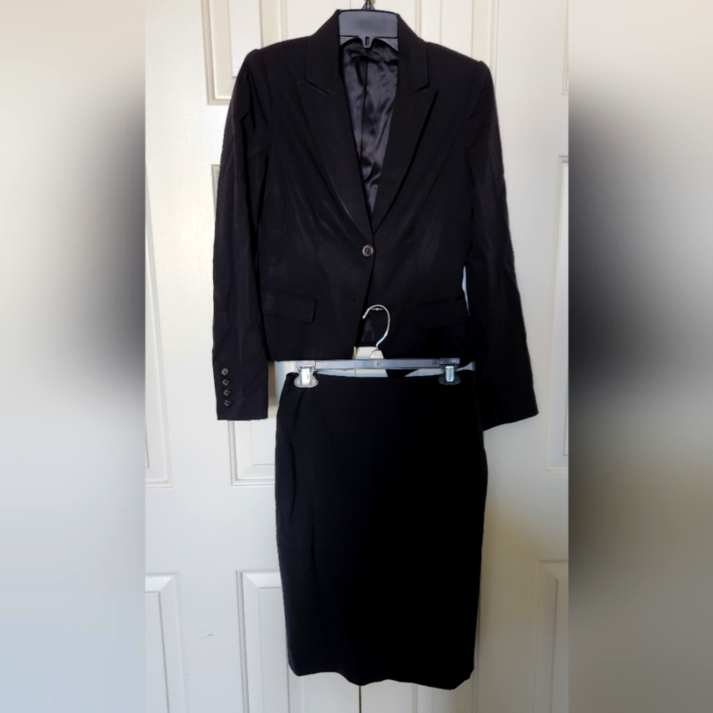Elie Tahari skirt suit size 4